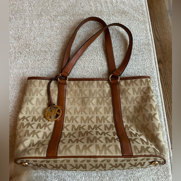 Michael kors purse - Picture 1 of 8